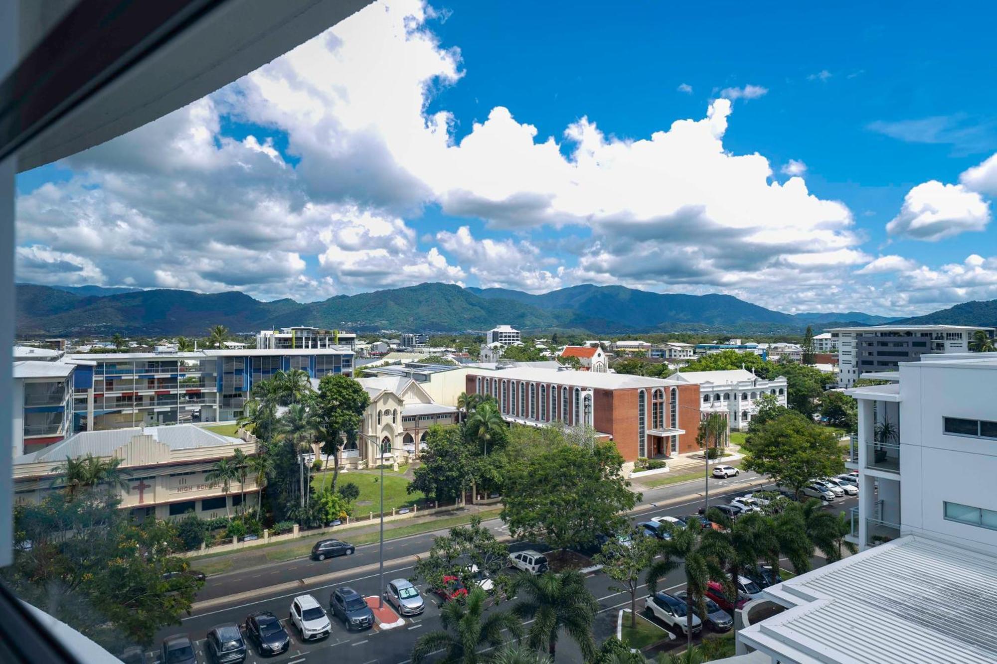 Doubletree By Hilton Cairns Hotel Exterior foto